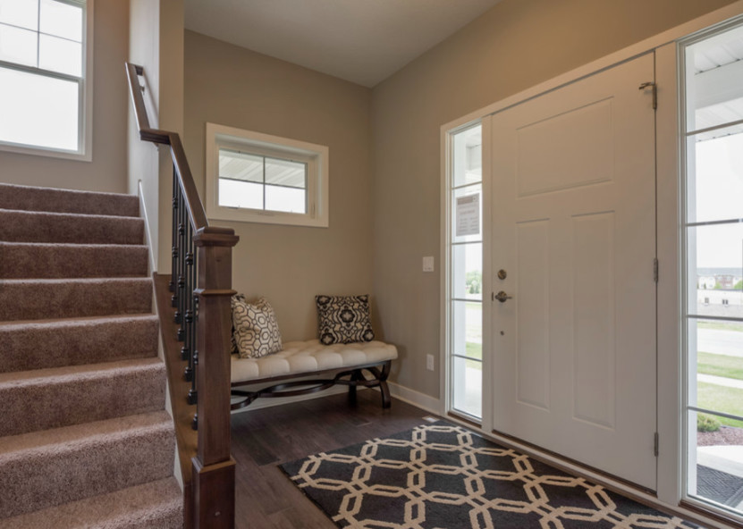 Transitional entryway photo in Minneapolis