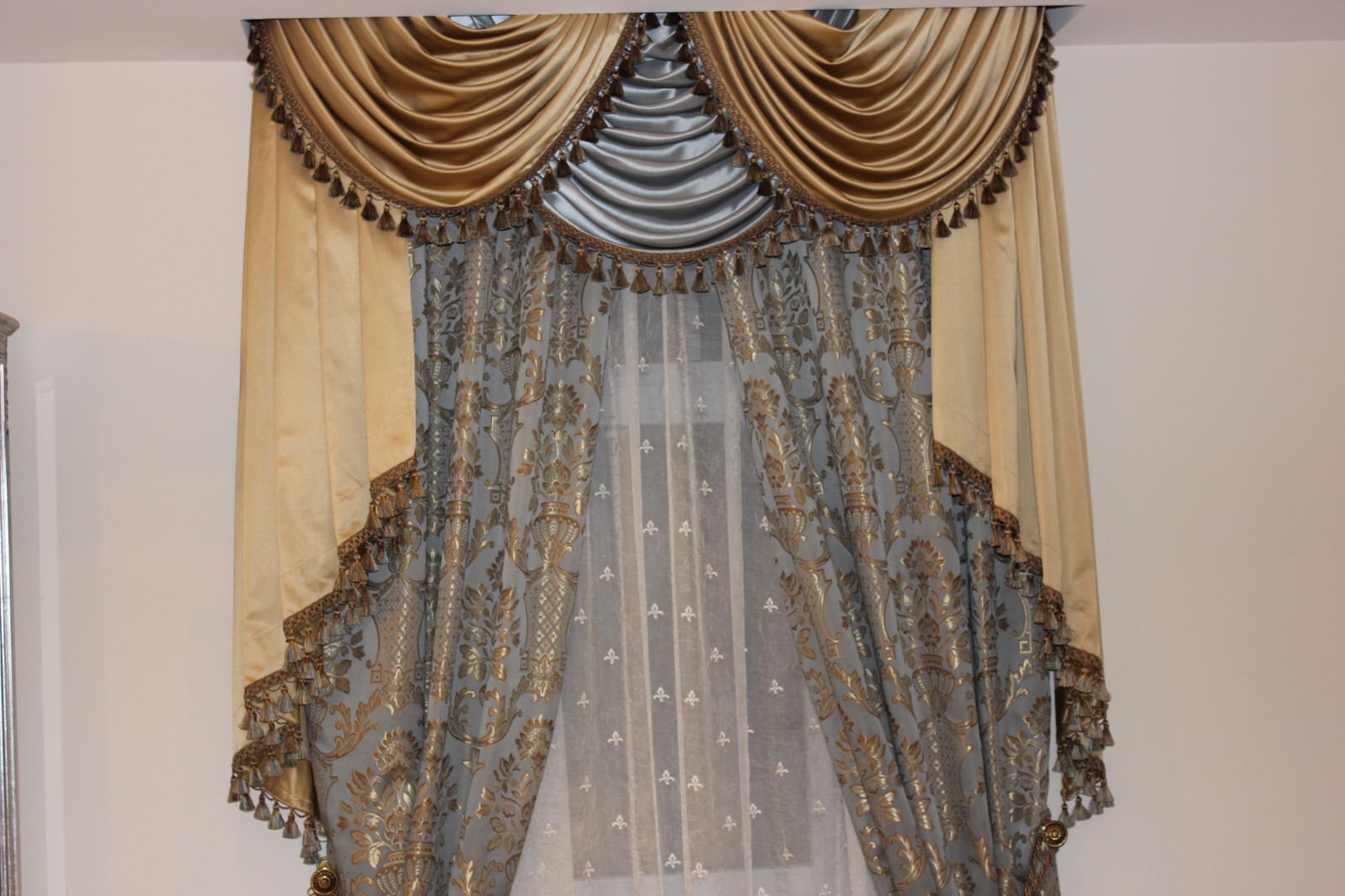 Гостинная с ламбрекенами