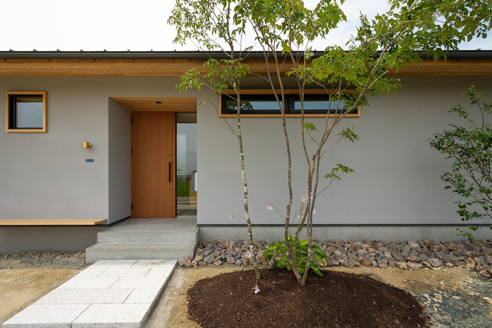 На фото: маленькая входная дверь в скандинавском стиле с серыми стенами, бетонным полом, одностворчатой входной дверью, входной дверью из дерева среднего тона, серым полом и деревянным потолком для на участке и в саду с