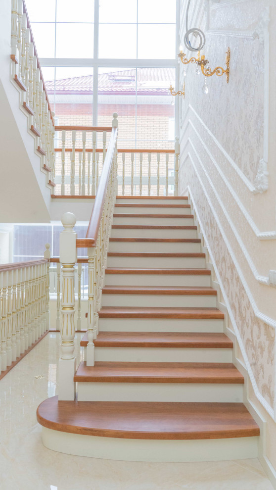 Inspiration pour un grand escalier traditionnel en U avec des marches en bois, des contremarches en bois, un garde-corps en bois et du papier peint.