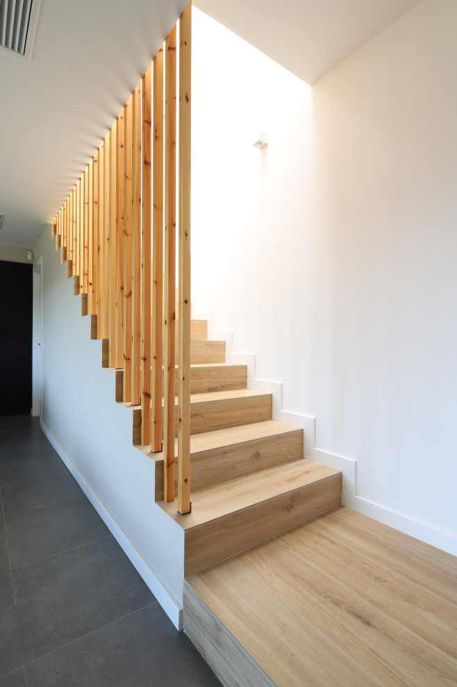Celosías separadoras en las escaleras de madera en casa de Sant Fost ...