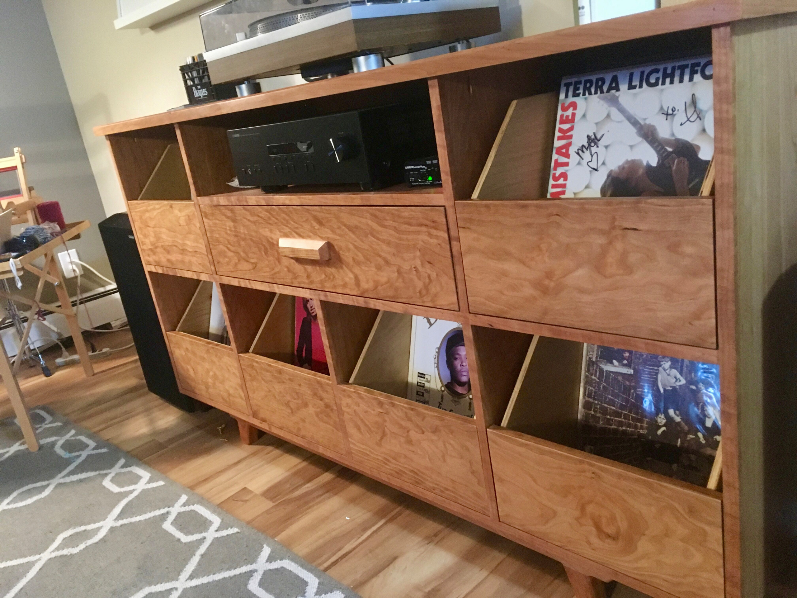 Record cabinet