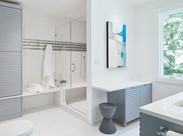 Dark and Dated Becomes Dramatic contemporaneo-cuarto-de-bano