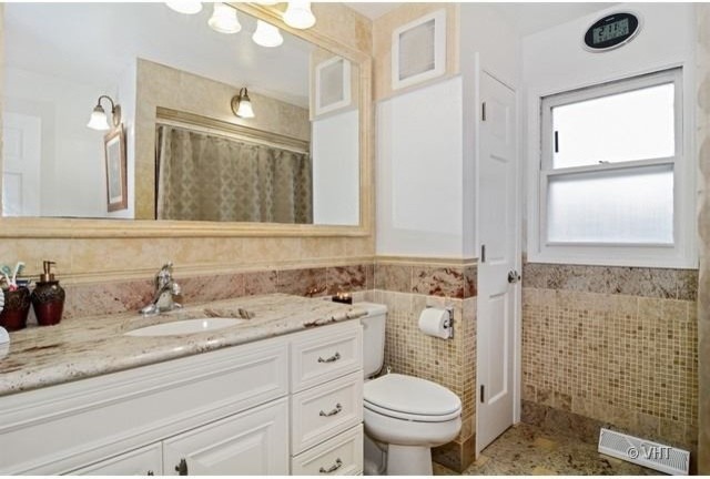 Transitional home design photo in Chicago