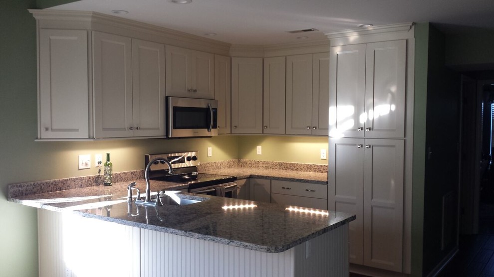 Inspiration for a transitional kitchen remodel in Richmond