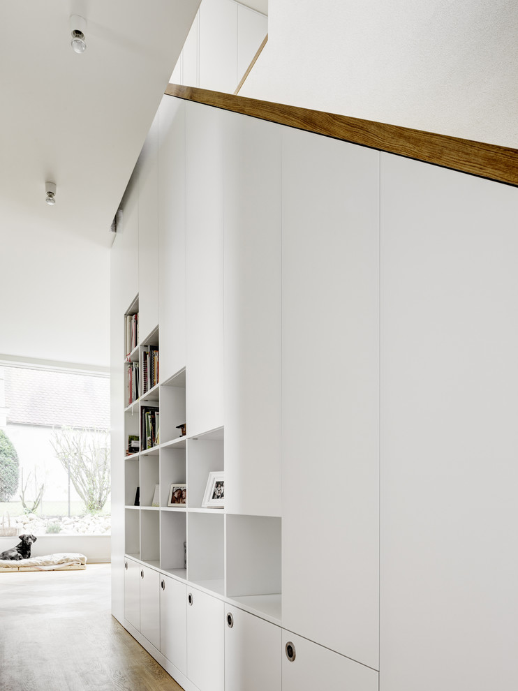 Gerade, Mittelgroße Moderne Holztreppe mit Holz-Setzstufen in Berlin