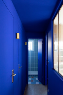 Un plafond et des murs bleu nuit pour un couloir sophistiqué - Un