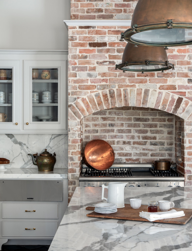 Idéer för att renovera ett vintage vit vitt kök, med luckor med profilerade fronter, marmorbänkskiva, vitt stänkskydd, stänkskydd i marmor, klinkergolv i terrakotta och en köksö