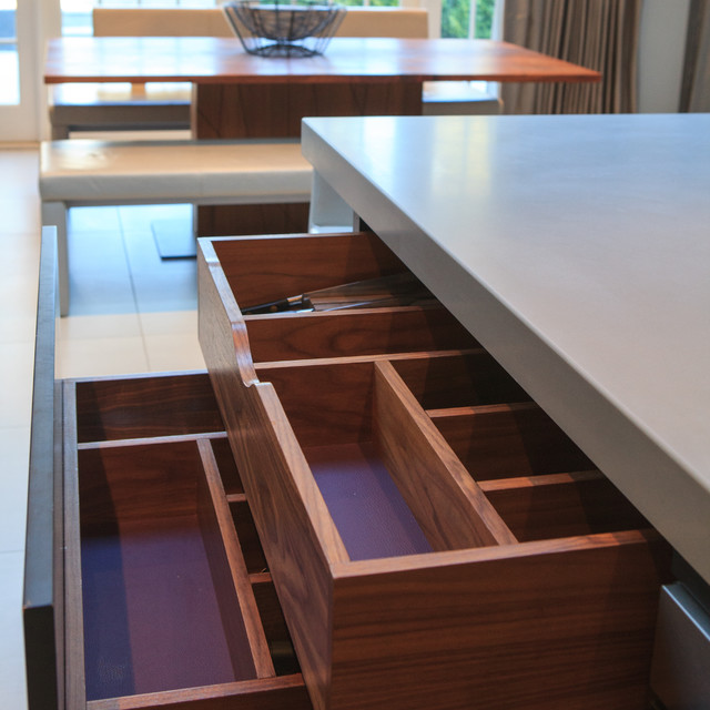 The Linear Kitchen with Silver Leaf modern-trappa