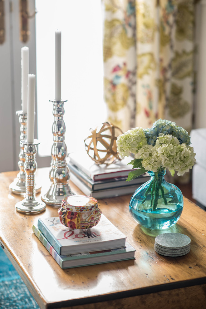 Example of a transitional home design design in Toronto
