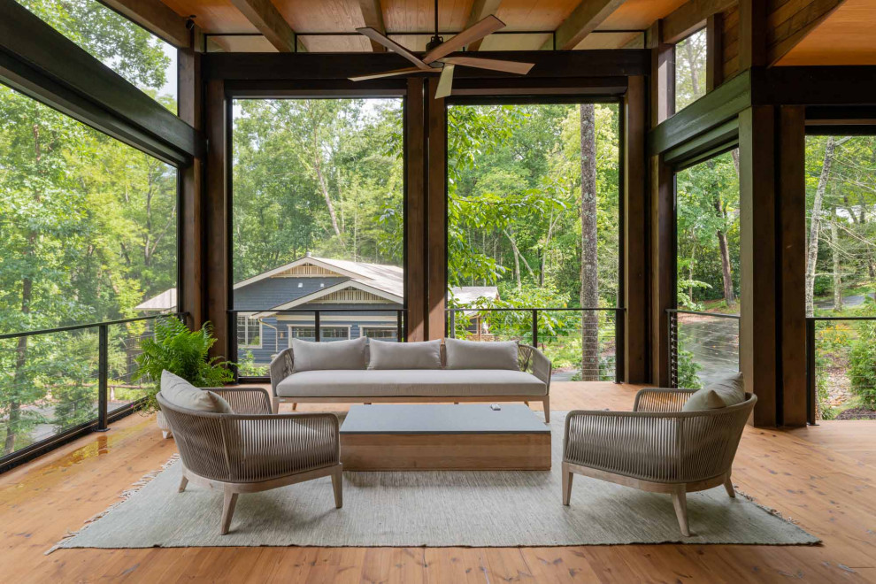 Home design - mid-sized transitional home design idea