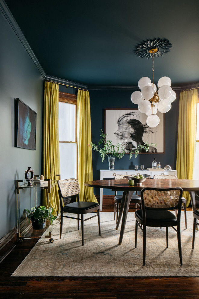 Immagine di una sala da pranzo eclettica di medie dimensioni con pavimento marrone, pareti blu e parquet scuro