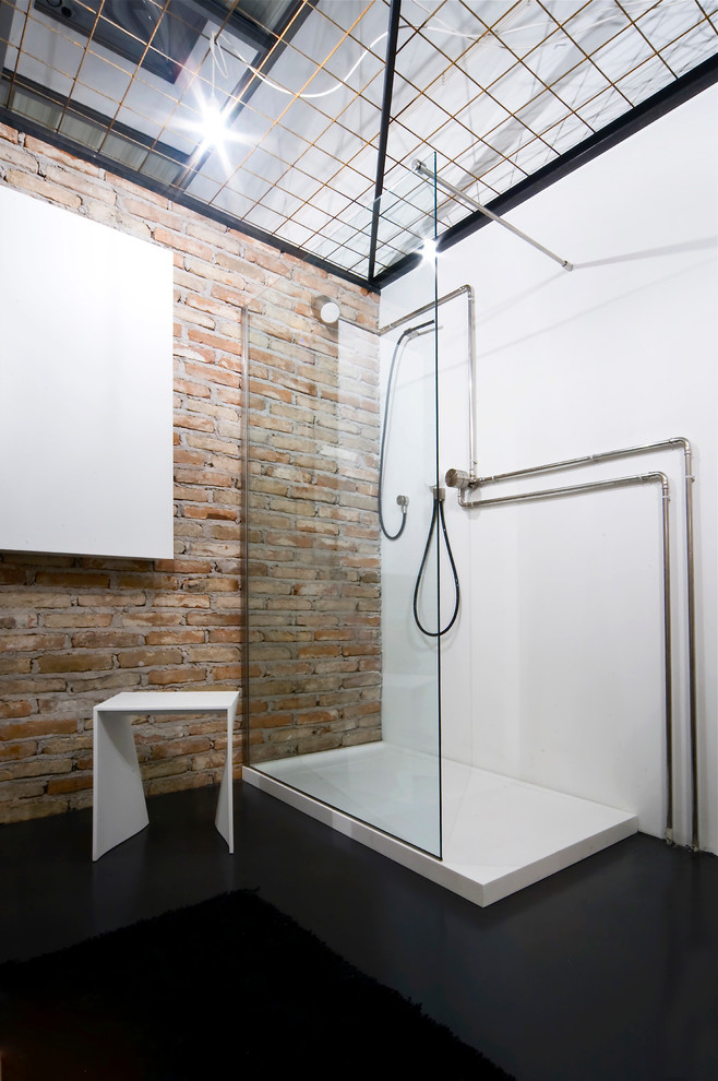 Industrial bathroom in Rome with an open shower.