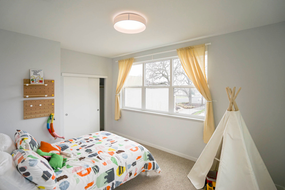 Idées déco pour une grande chambre neutre de 1 à 3 ans contemporaine avec un mur gris, moquette et un sol beige.