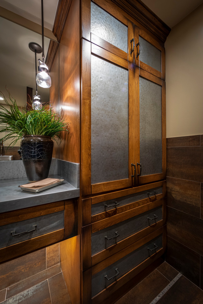 Example of a mountain style home design design in Chicago