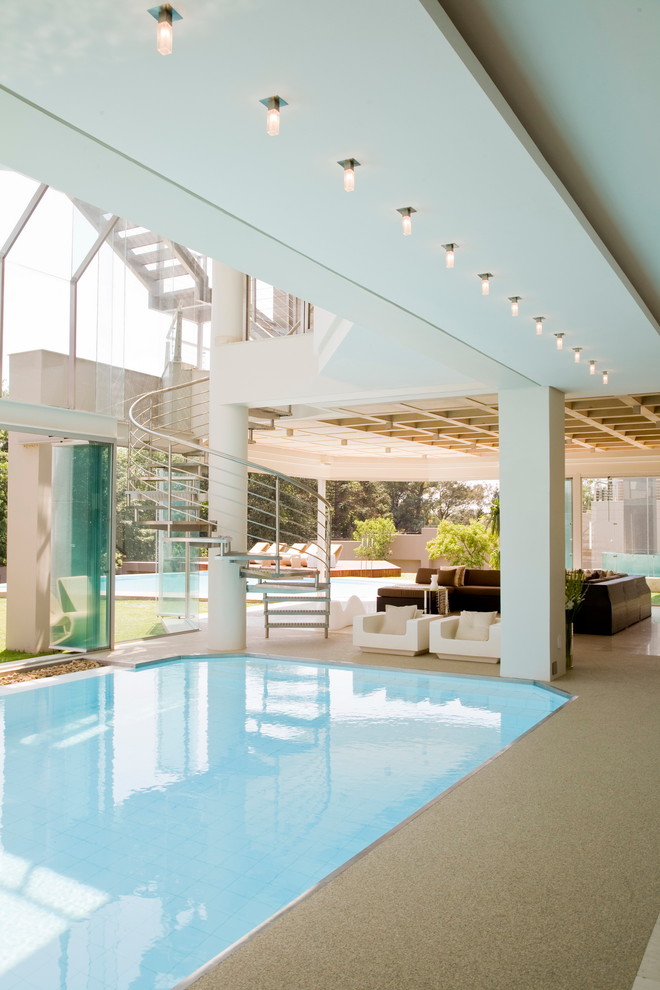 Foto de piscina contemporánea rectangular en patio