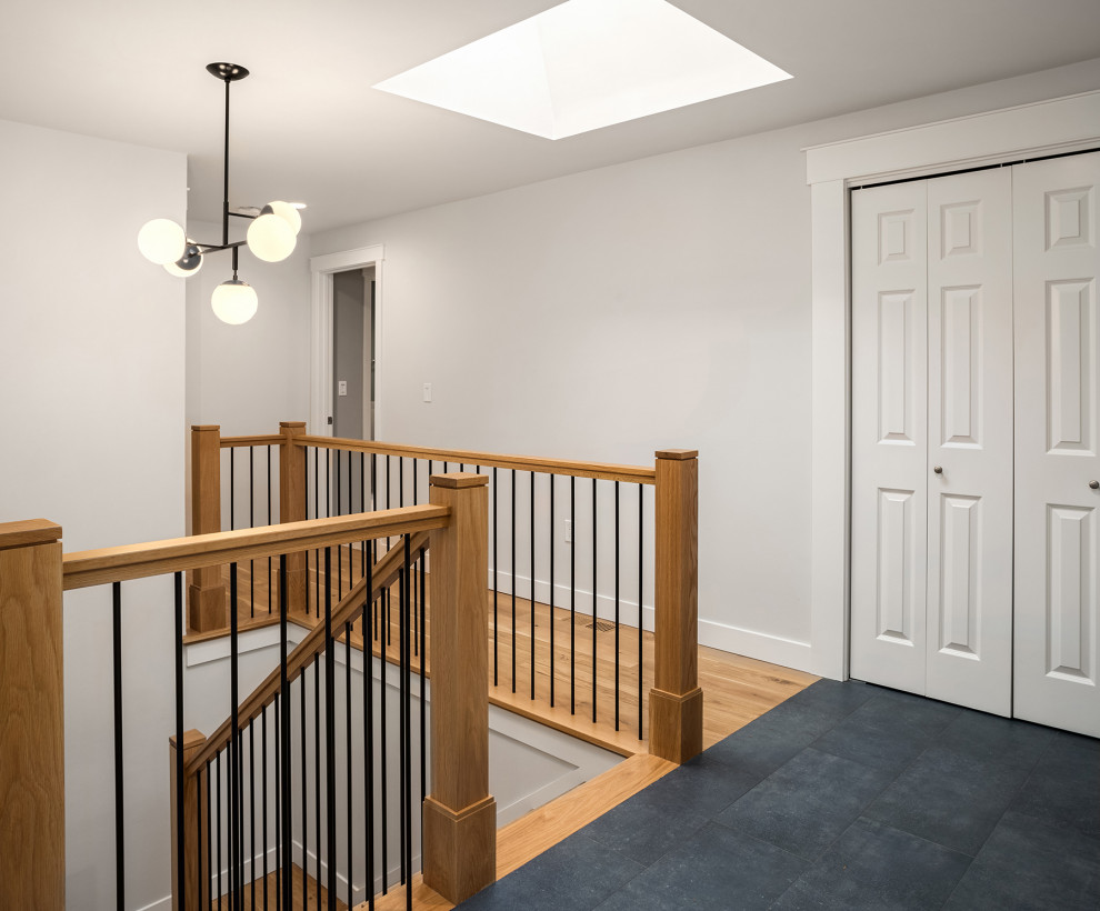 Источник вдохновения для домашнего уюта: коридор среднего размера в стиле неоклассика (современная классика) с белыми стенами, полом из керамогранита и серым полом