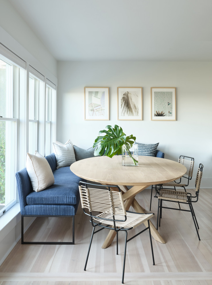Ispirazione per una sala da pranzo aperta verso la cucina costiera di medie dimensioni con parquet chiaro e pavimento marrone