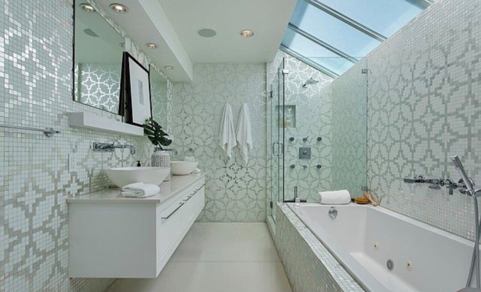 Esempio di una stanza da bagno padronale moderna di medie dimensioni con ante lisce, ante bianche e mobile bagno incassato