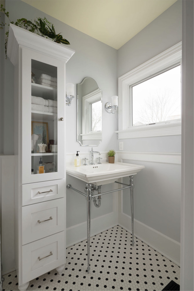 Пример оригинального дизайна: маленькая ванная комната в классическом стиле с отдельно стоящей ванной, раздельным унитазом, серыми стенами, полом из керамической плитки, душевой кабиной, раковиной с пьедесталом, белым полом, тумбой под одну раковину и панелями на стенах для на участке и в саду