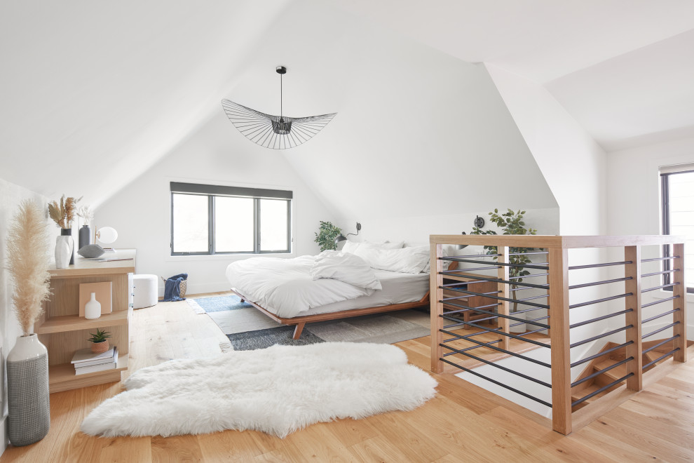 Modelo de dormitorio tipo loft, abovedado, blanco y blanco y madera moderno de tamaño medio con paredes blancas, suelo de madera clara, suelo beige y papel pintado