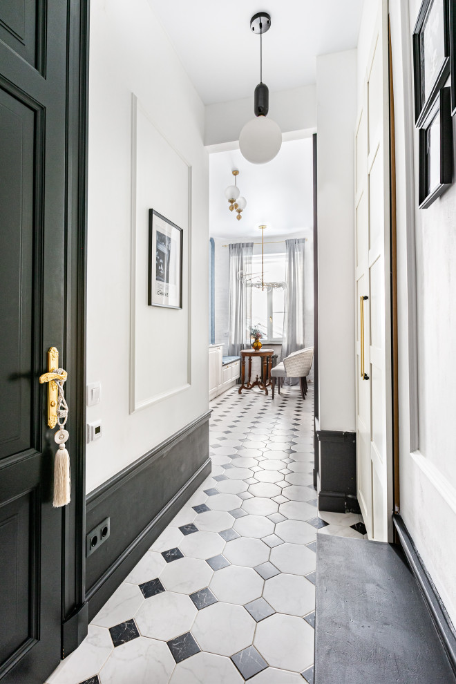 Идея дизайна: узкий коридор среднего размера в стиле ретро с белыми стенами, полом из керамической плитки и белым полом