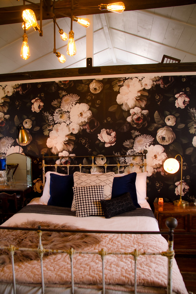 Großes Country Hauptschlafzimmer mit weißer Wandfarbe, dunklem Holzboden und braunem Boden in Austin