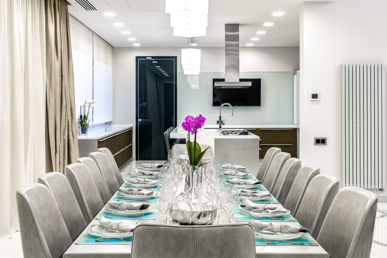 Просторный загородный дом в современном стиле