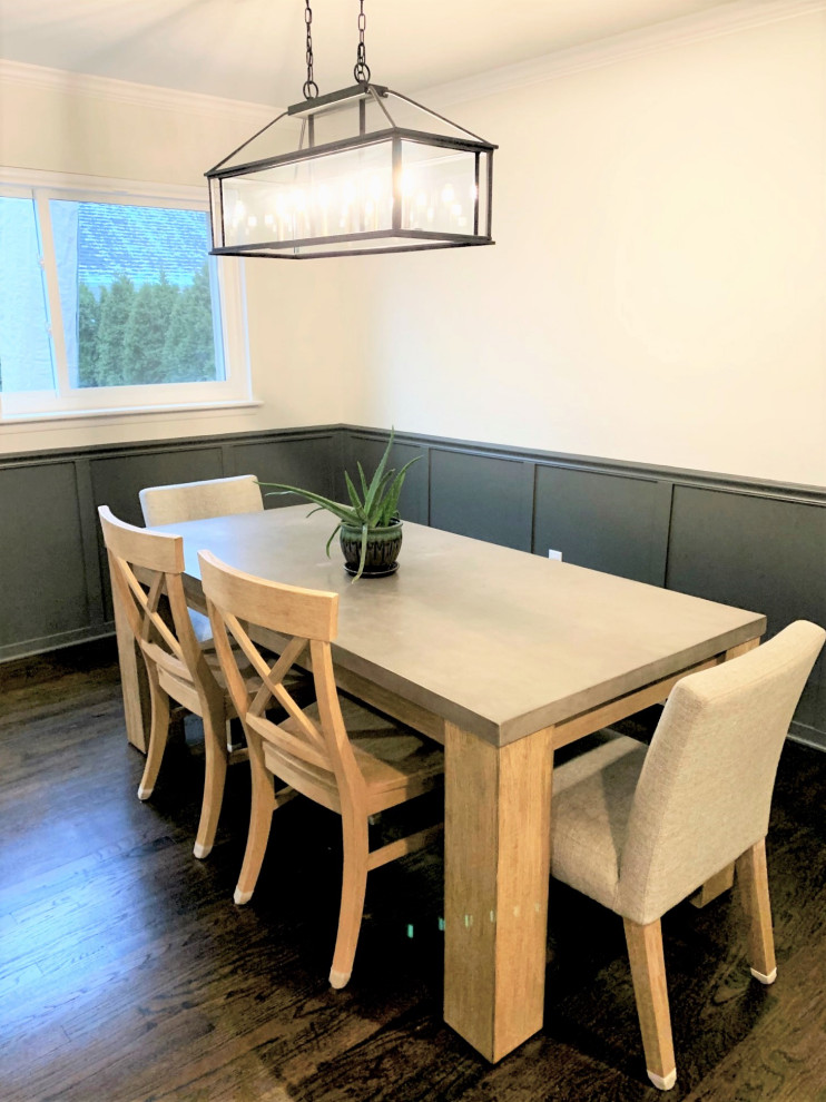 Foto di una piccola sala da pranzo country chiusa con pareti grigie, parquet scuro e pavimento marrone