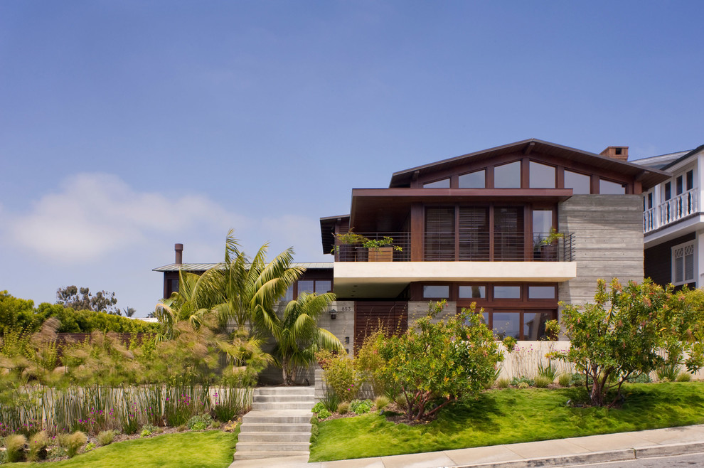 This is an example of a large contemporary exterior in Los Angeles.