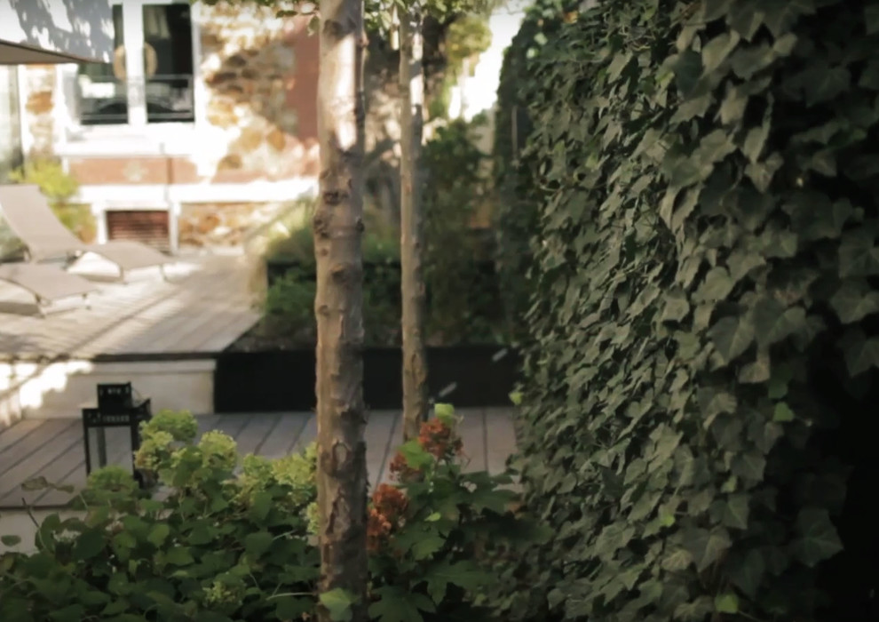 Idée de décoration pour un petit jardin avant minimaliste l'été avec une exposition ensoleillée et une terrasse en bois.