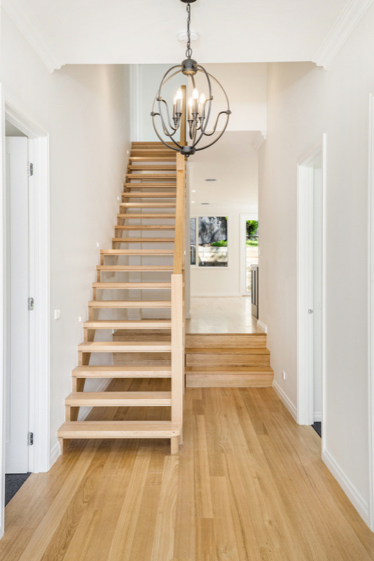 Свежая идея для дизайна: маленькая прямая лестница в стиле неоклассика (современная классика) с деревянными ступенями и перилами из тросов без подступенок для на участке и в саду - отличное фото интерьера