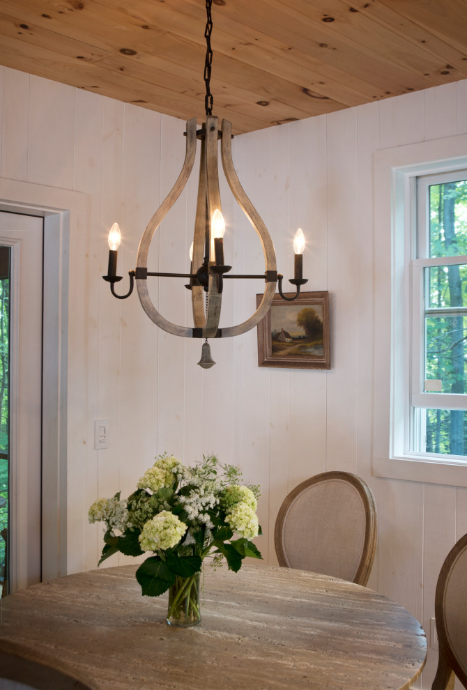 Inspiration pour une petite salle à manger traditionnelle avec une banquette d'angle, un mur blanc, parquet clair, un poêle à bois, un manteau de cheminée en pierre, un sol jaune, un plafond en bois et du lambris.