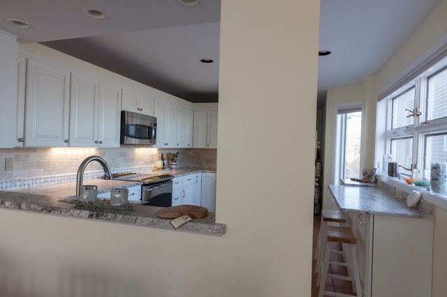 Beach-front Condo: Kitchen klassisch-modern-kueche