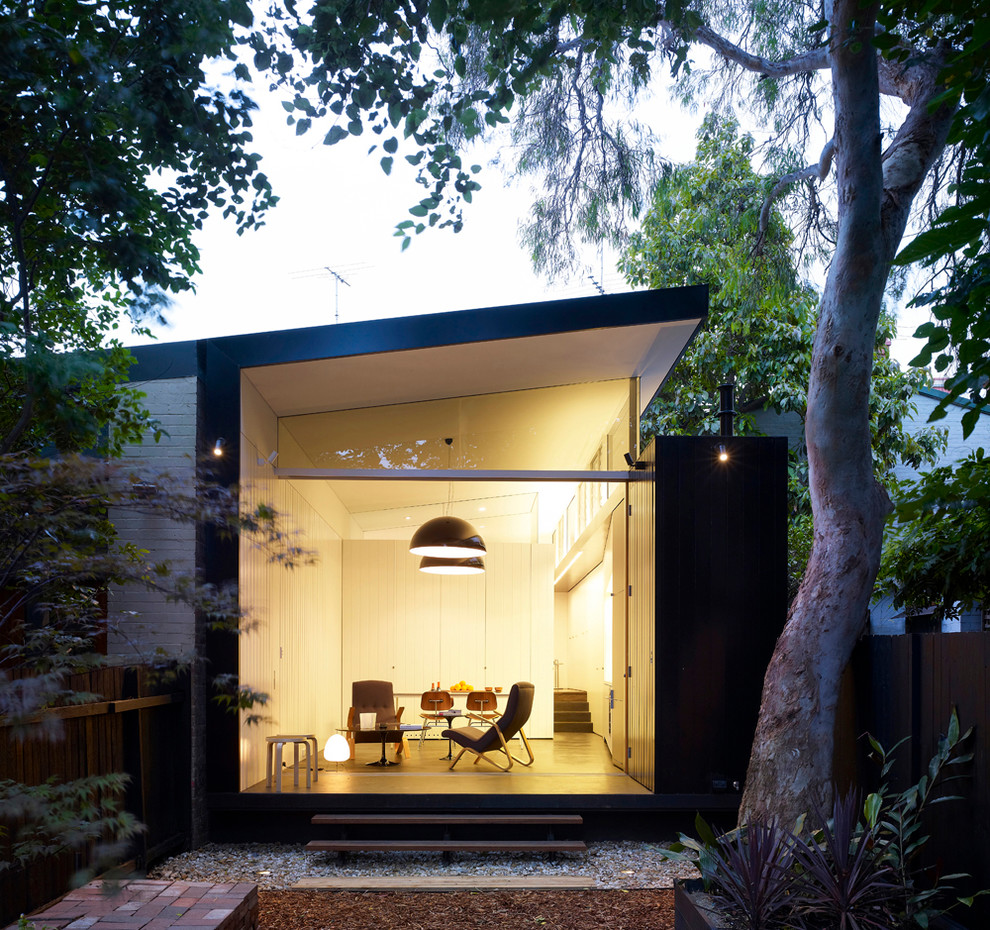 Modern one-storey exterior in Sydney with a shed roof.