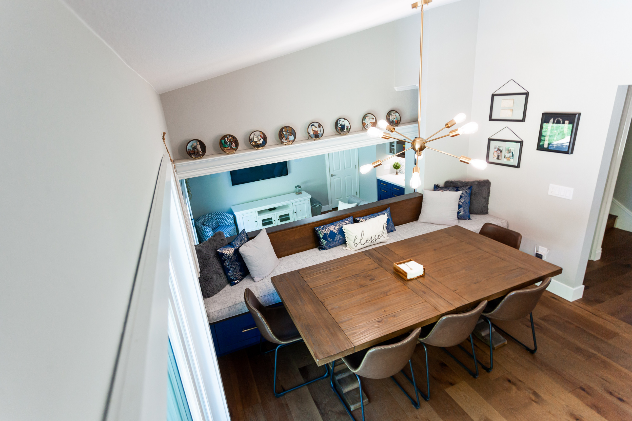 Stunning Kitchen w Blue Island