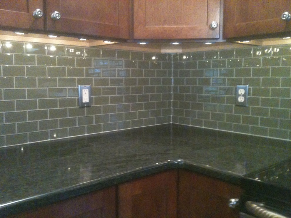 Eat-in kitchen - mid-sized u-shaped eat-in kitchen idea with medium tone wood cabinets, green backsplash, ceramic backsplash and stainless steel appliances