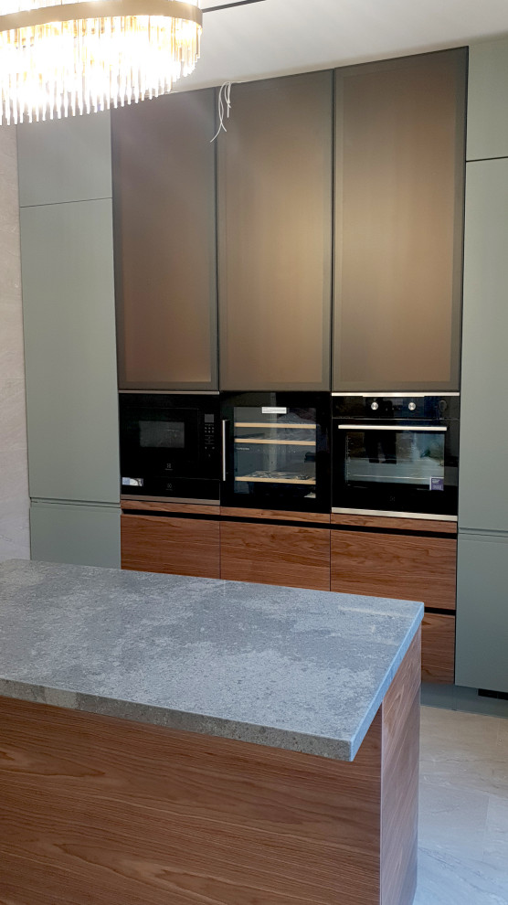 Сдержанный скандинавский дизайн кухни Solo в сочетании с натуральным шпоном