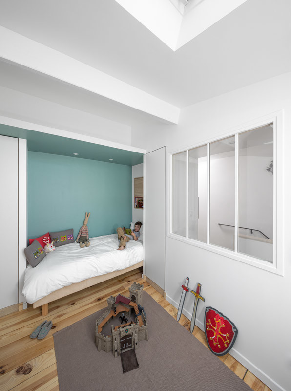 Aménagement d'une chambre d'enfant contemporaine.