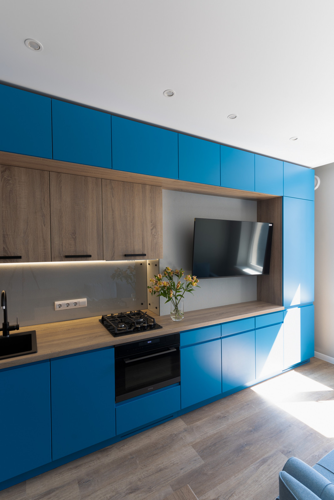 Многофункциональная кухня в ярком цвете