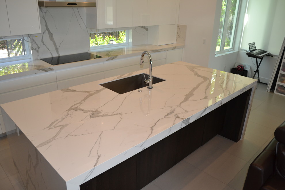 Inspiration for a mid-sized transitional l-shaped separate kitchen in Miami with an undermount sink, flat-panel cabinets, white cabinets, marble benchtops, multi-coloured splashback, marble splashback, stainless steel appliances, porcelain floors, with island and grey floor.