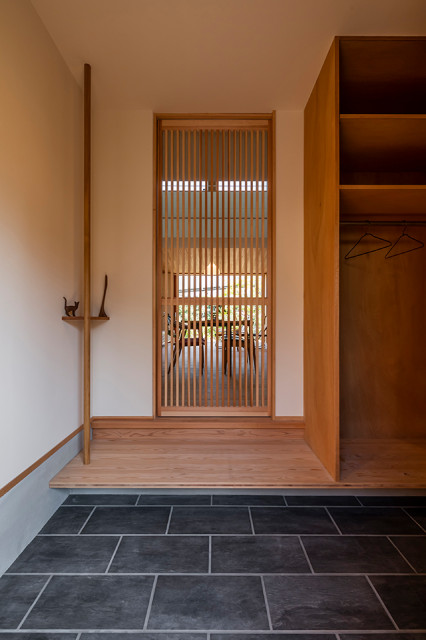 木彩の家 giapponese-moderno-ingresso