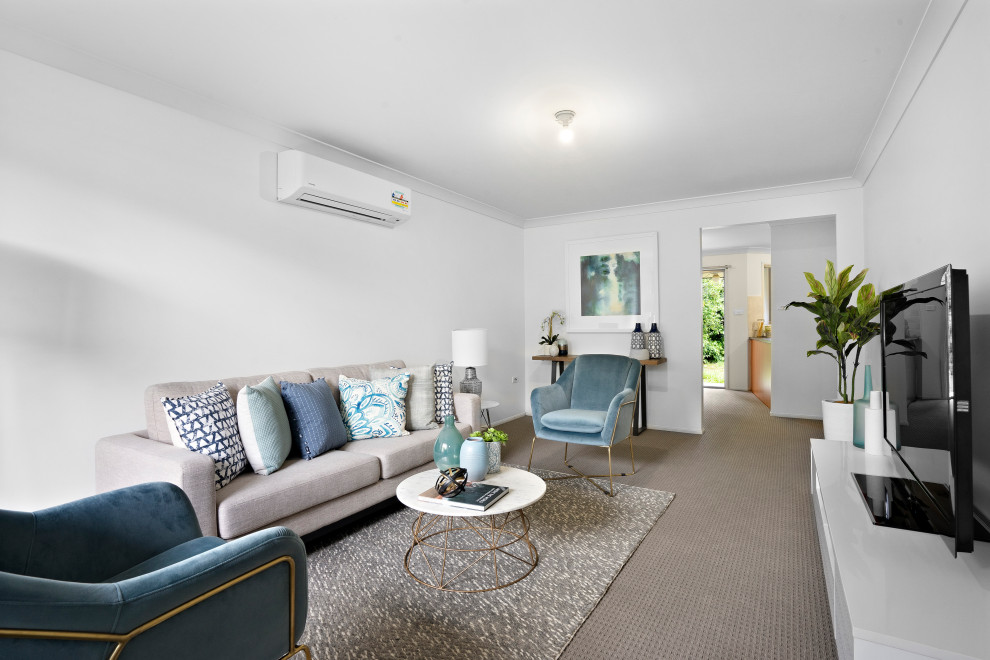 Mittelgroßes, Offenes Modernes Wohnzimmer mit weißer Wandfarbe, Teppichboden, grauem Boden und freistehendem TV in Sydney