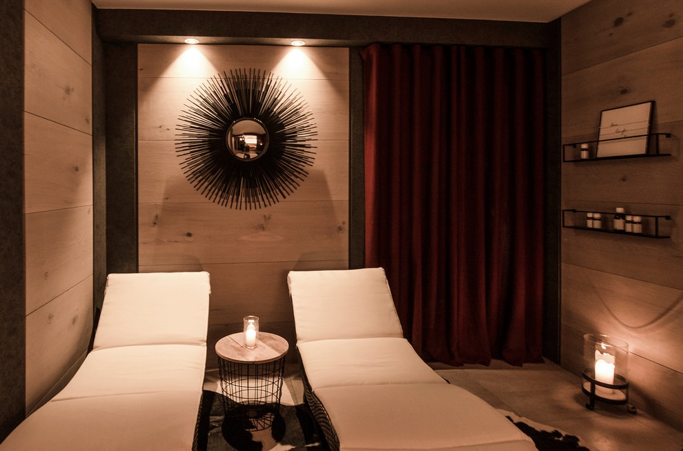 Mittelgroßes Modernes Souterrain mit schwarzer Wandfarbe, Keramikboden und beigem Boden in München