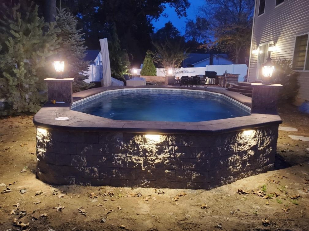 Oberirdischer, Großer Klassischer Pool hinter dem Haus in individueller Form mit Pool-Gartenbau und Betonboden in New York