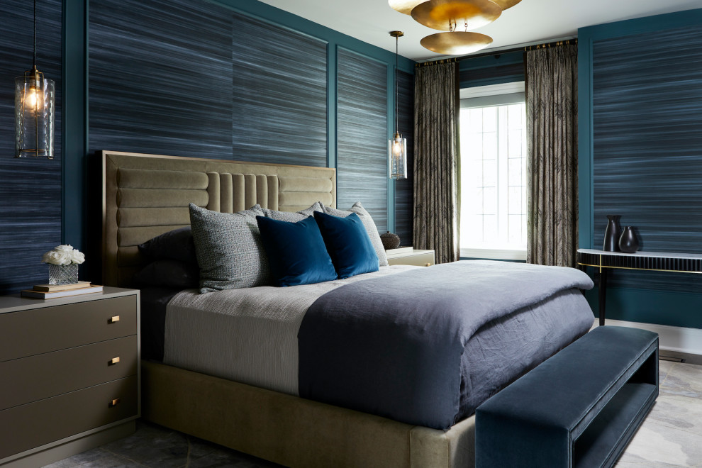 Modelo de dormitorio principal actual grande con paredes azules y papel pintado