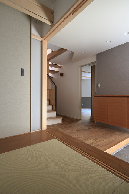 玄関ホールと一体化する和室 japones-moderno-entrada