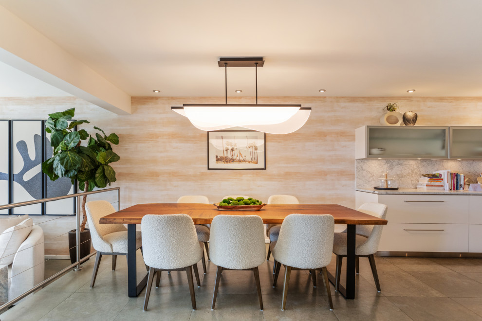 Cette image montre une salle à manger ouverte sur la cuisine design de taille moyenne avec un sol en calcaire et du papier peint.