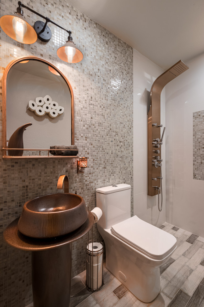 Cette photo montre une salle de bain avec des portes de placard marrons, une douche ouverte, WC à poser, un carrelage multicolore, des carreaux de céramique, un sol en carrelage de céramique, un plan de toilette en cuivre, meuble simple vasque et meuble-lavabo sur pied.
