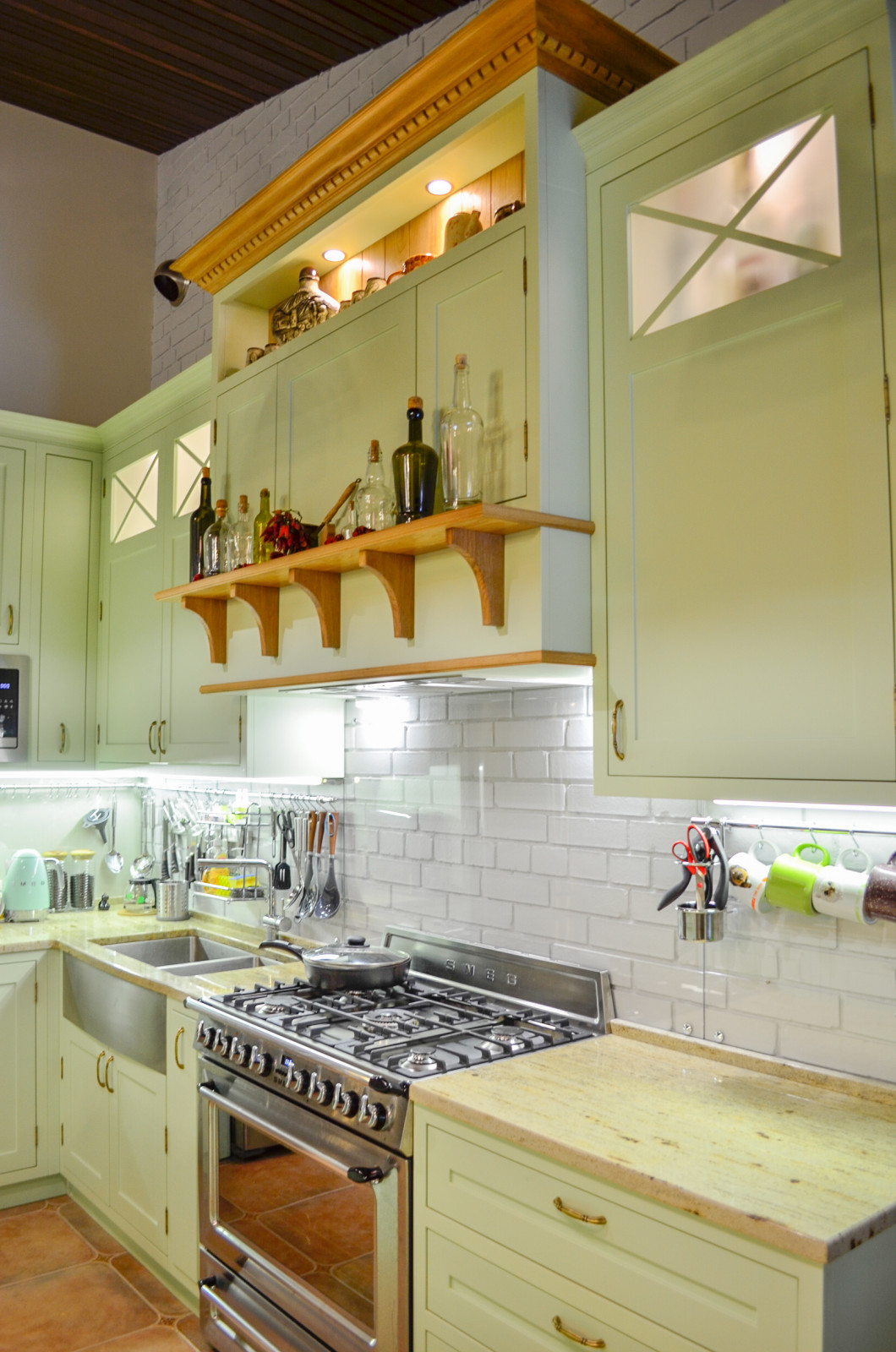 Нежно-зеленая кухня в американском стиле с островом